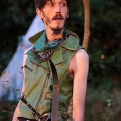 Portrait de Robin des bois adossé à un arbre
