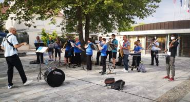 Les petits concerts de rue de l'Harmonie Magnycoise