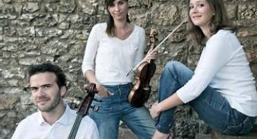 iMAGE DES TROIS MUSICIENS DEVANT UN MUR EN PIERRE