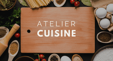 Planche à découper avec Atelier cuisine écrit dessus.