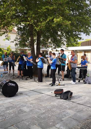 Les petits concerts de rue de l'Harmonie Magnycoise