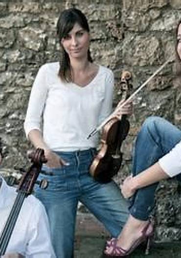 iMAGE DES TROIS MUSICIENS DEVANT UN MUR EN PIERRE