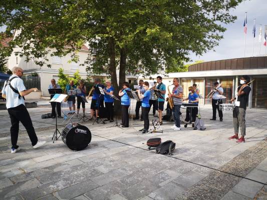 Les petits concerts de rue de l'Harmonie Magnycoise