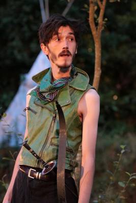 Portrait de Robin des bois adossé à un arbre