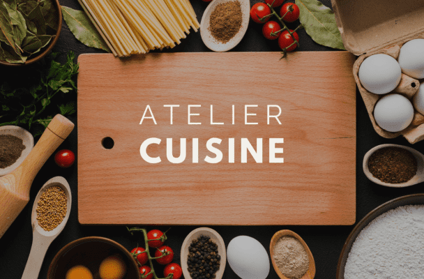 Planche à découper avec Atelier cuisine écrit dessus.