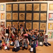Une classe de l'école Corot est venue vendredi 28 mai visiter l'exposition et poser devant leurs auto-portraits