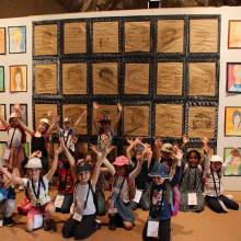 Une classe de l'école Corot est venue vendredi 28 mai visiter l'exposition et poser devant leurs auto-portraits