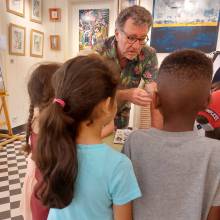 Visite du Salon des peintres par les enfants de la Commune